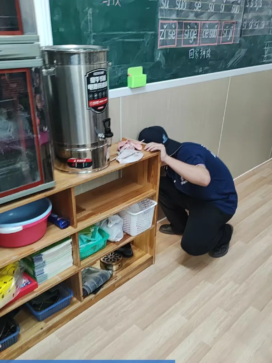 工作人员在陆丰教育场所检查木质设施