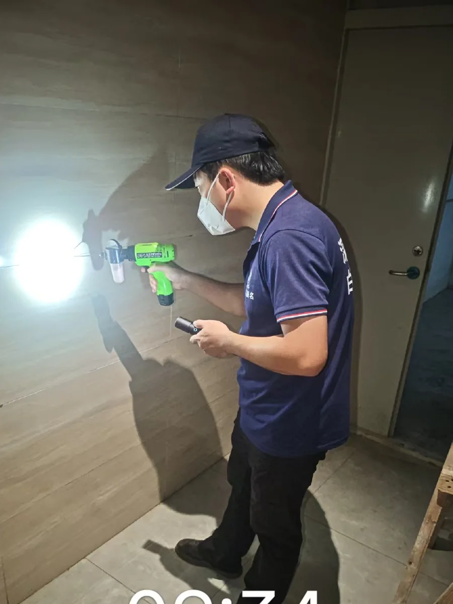 工作人员在汕尾地区住宅室内使用检测工具排查白蚁