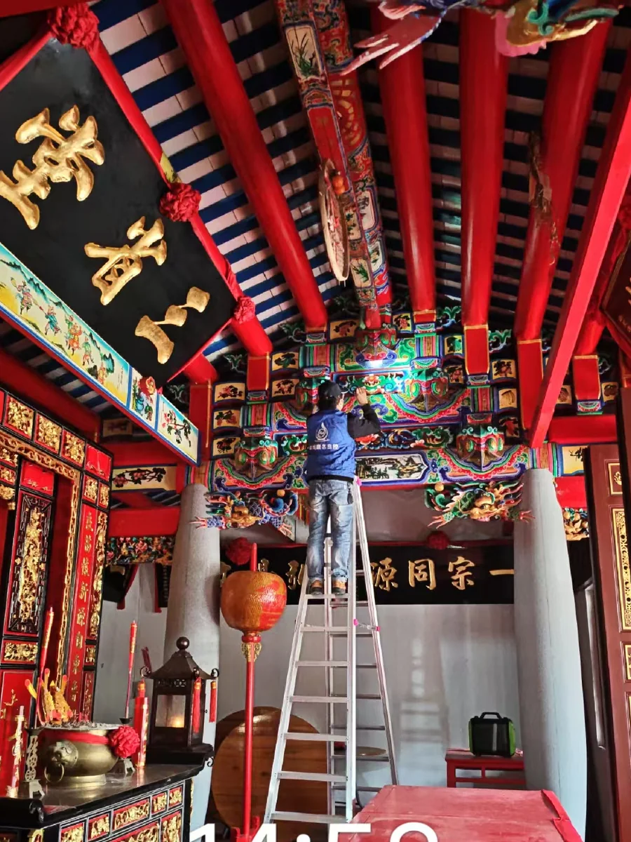 工作人员在陆丰寺庙高处木构件区域进行白蚁防治