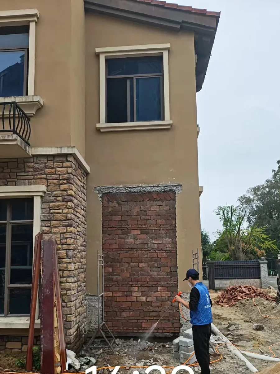 工作人员在汕尾地区别墅装修现场进行白蚁防治作业