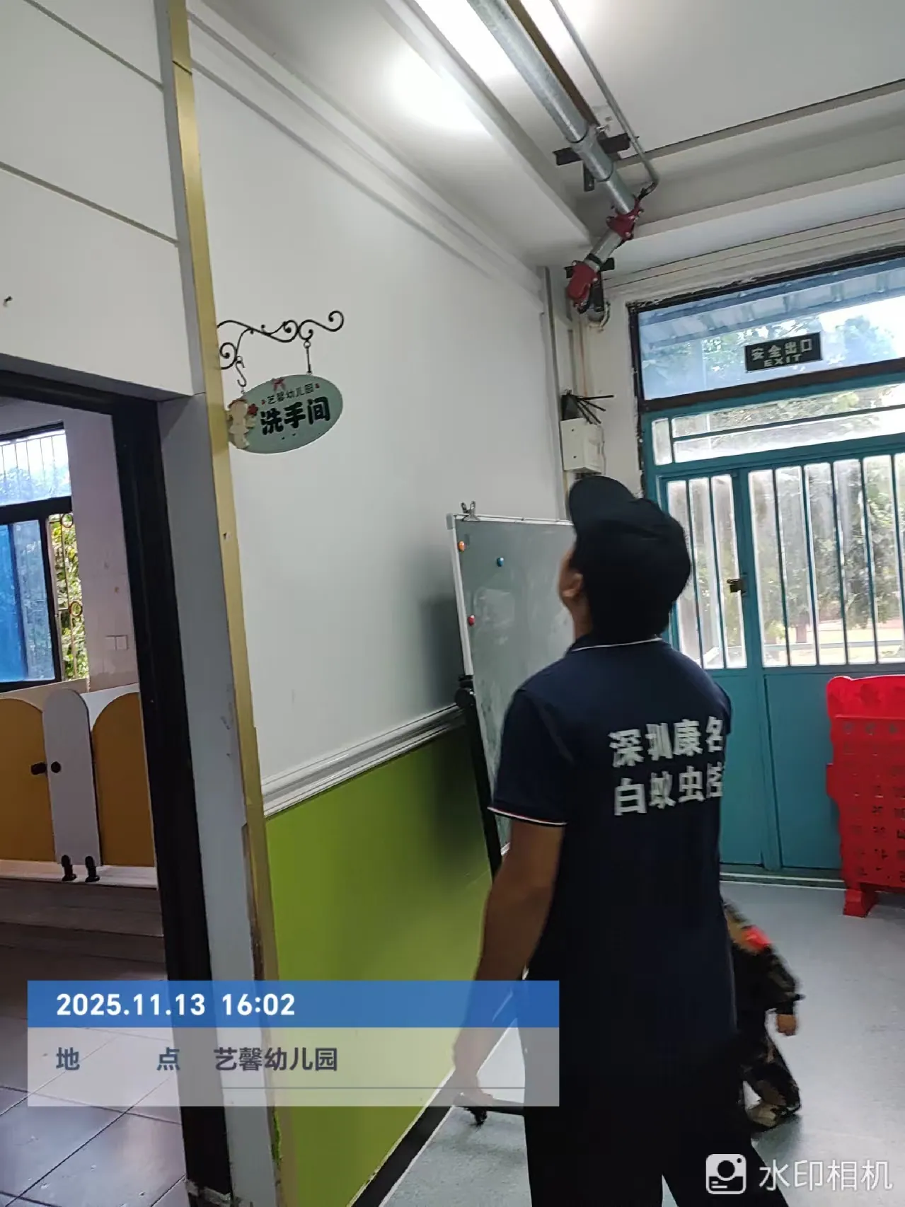 工作人员检查幼儿园室内墙顶连接位置