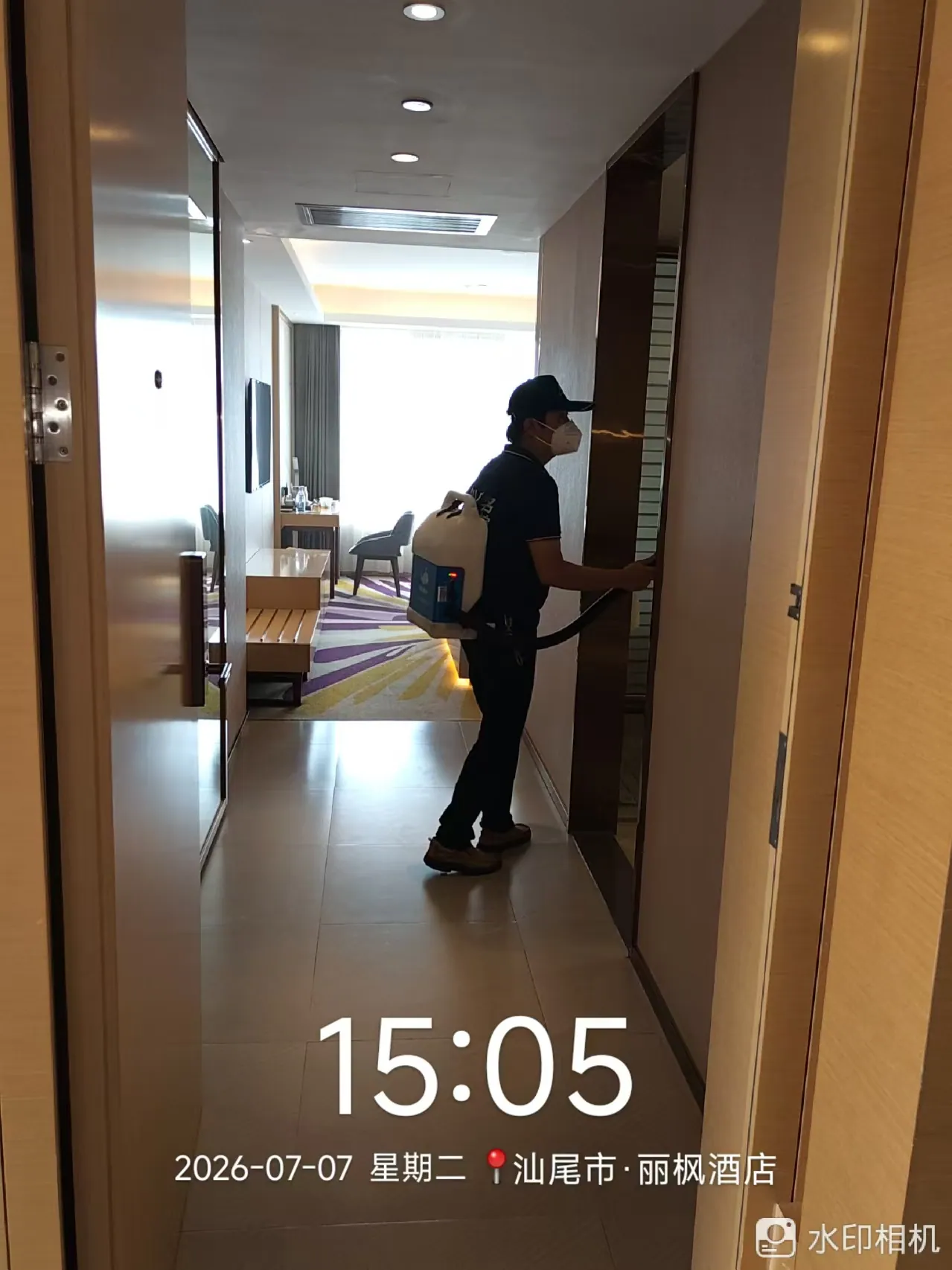 工作人员处理酒店客房家具边缘