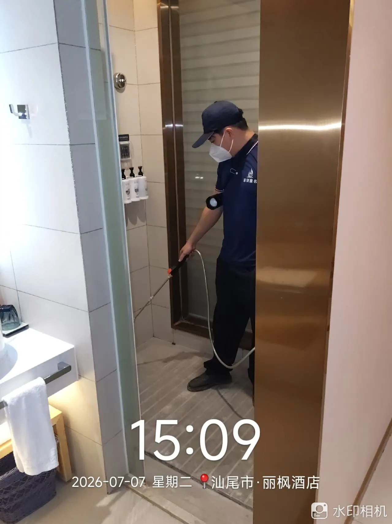 工作人员在酒店卫生间开展四害消杀