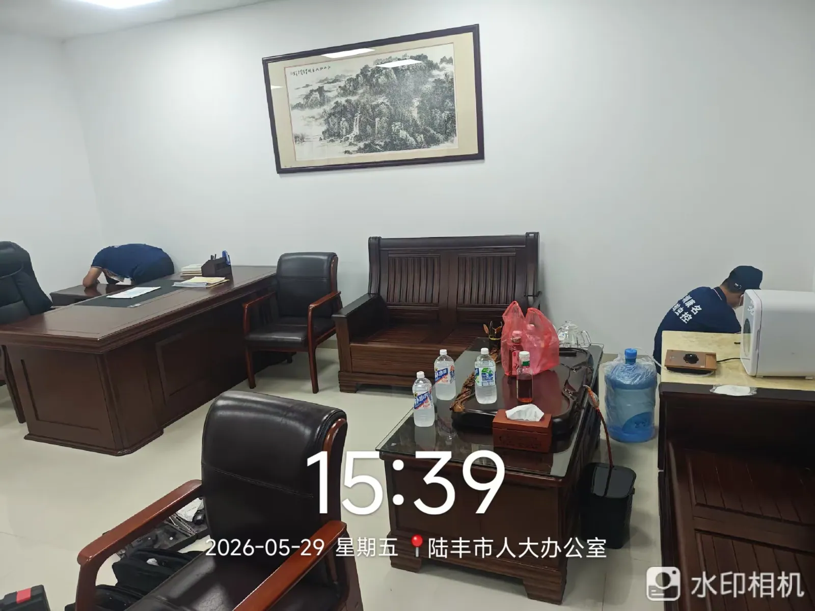 工作人员在办公室家具周边作业