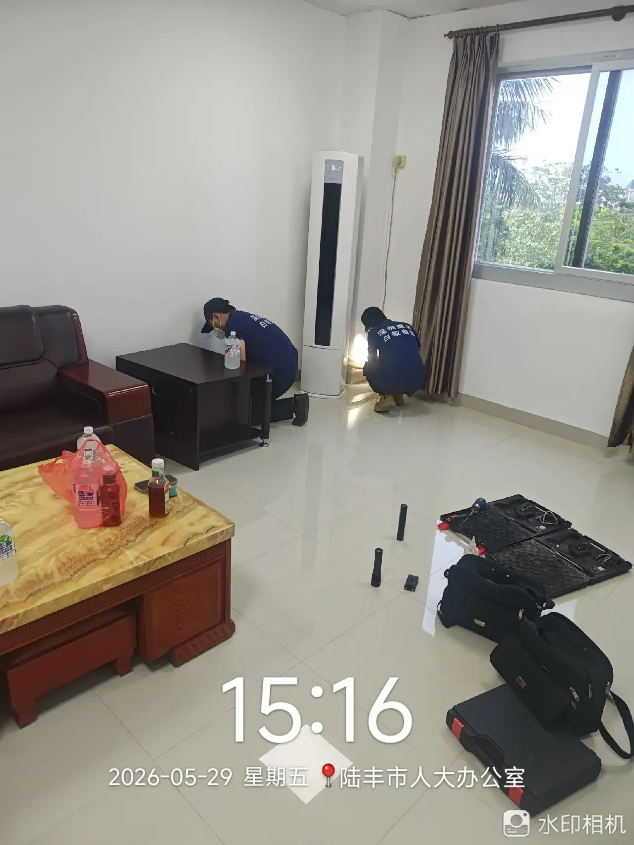 工作人员检查办公室窗边和家具位置