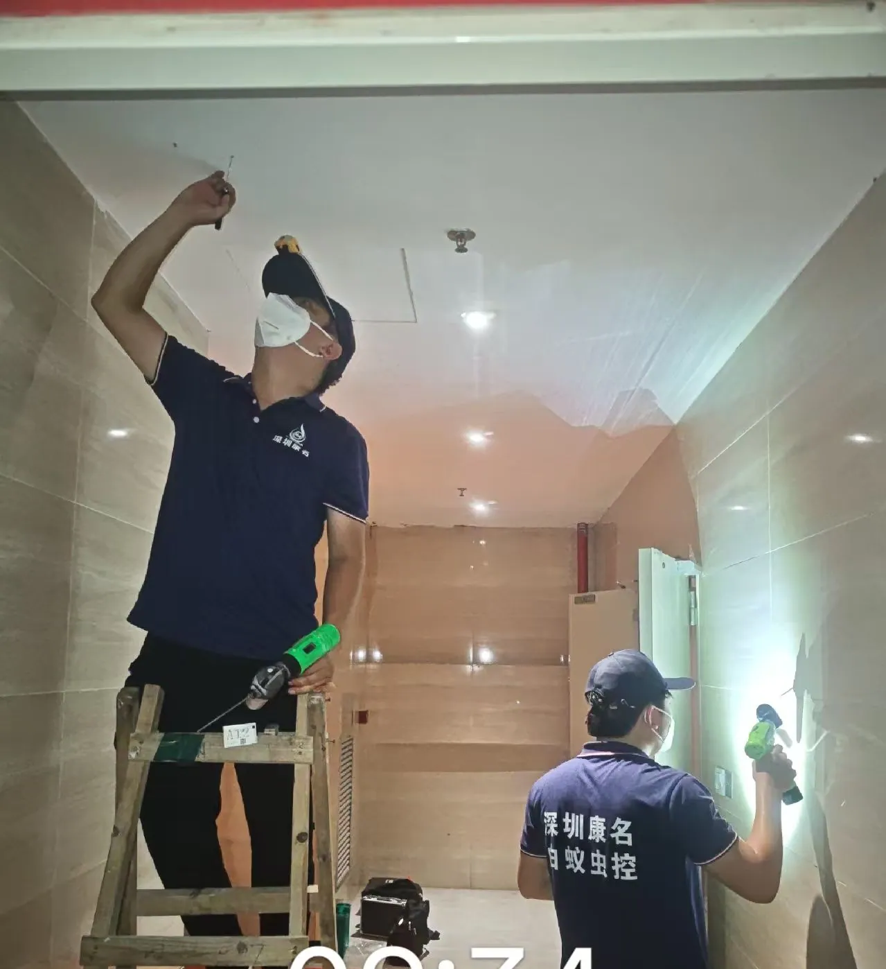 工作人员分别处理住宅高低位置