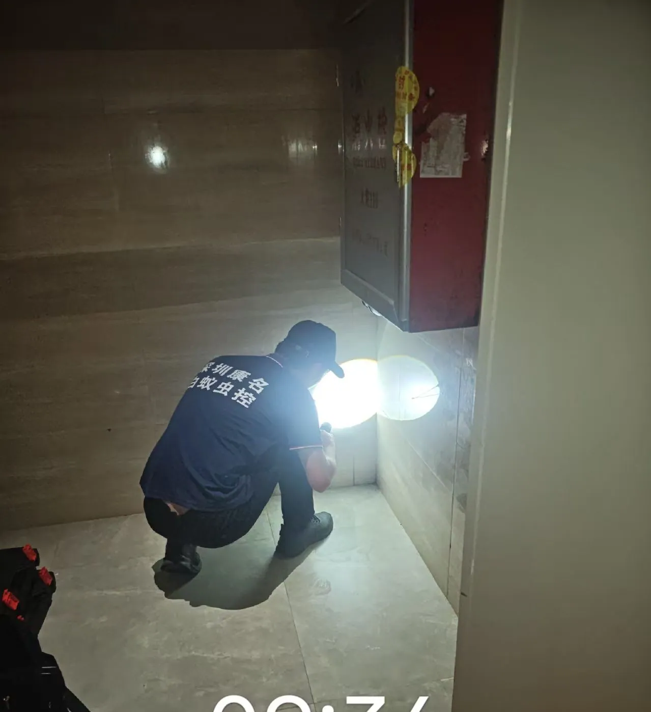 工作人员检查住宅墙脚位置