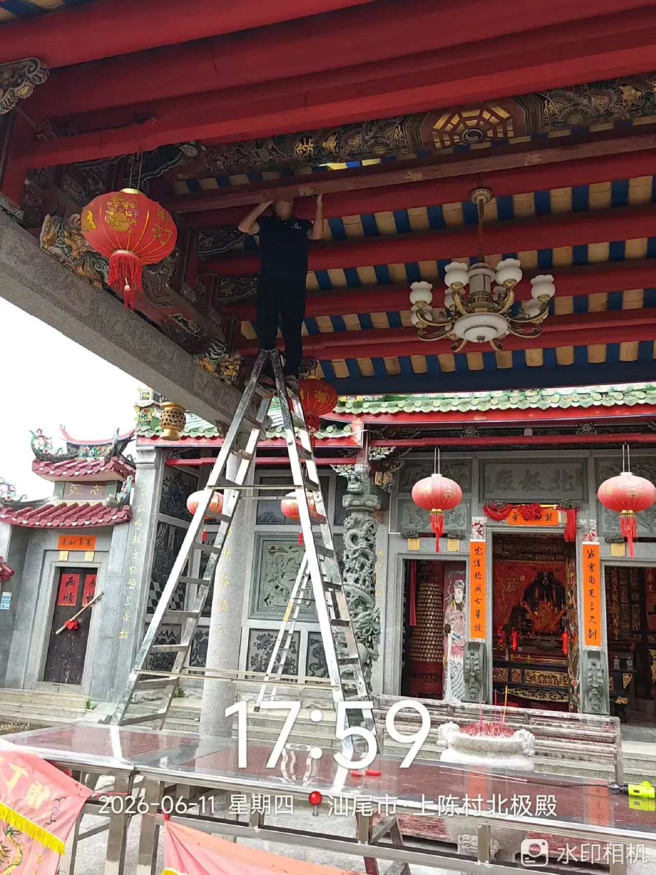 工作人员使用梯具处理北极殿高处梁架