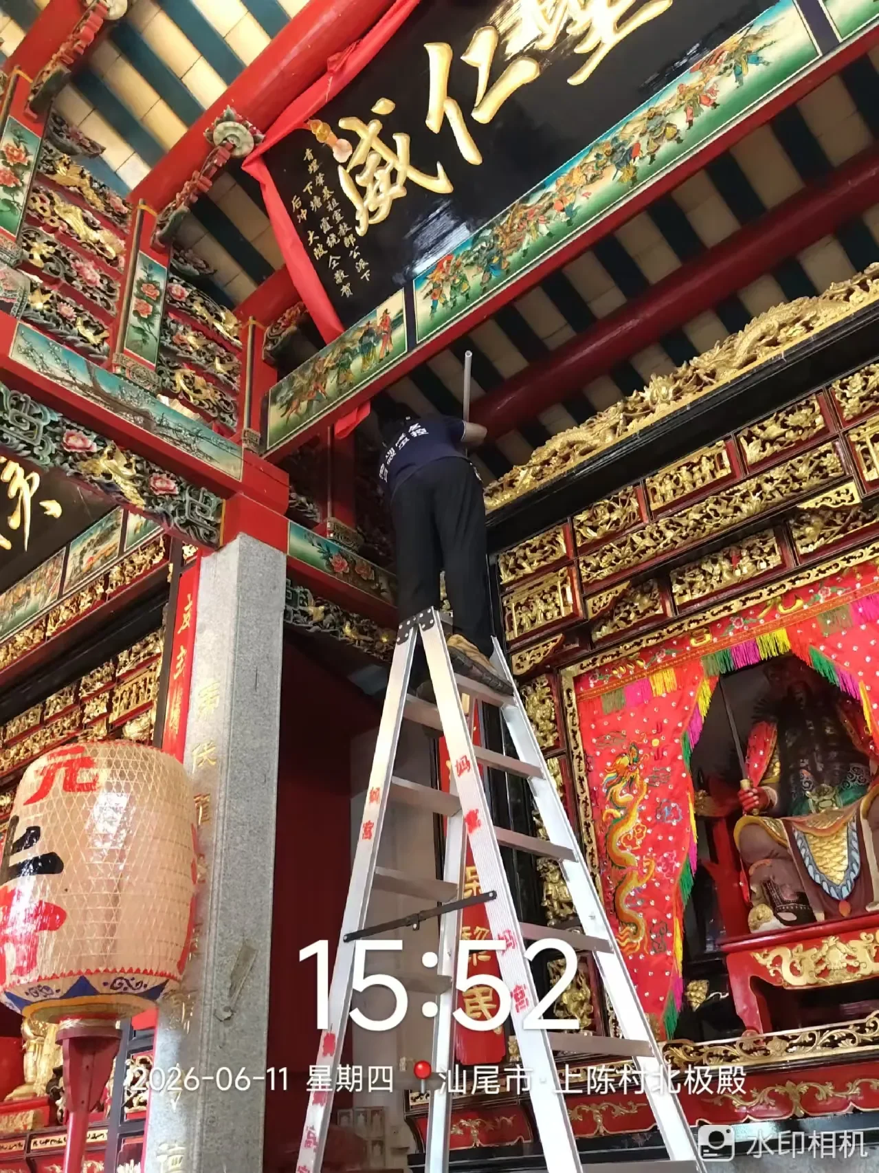 工作人员在北极殿内部木构件区域作业