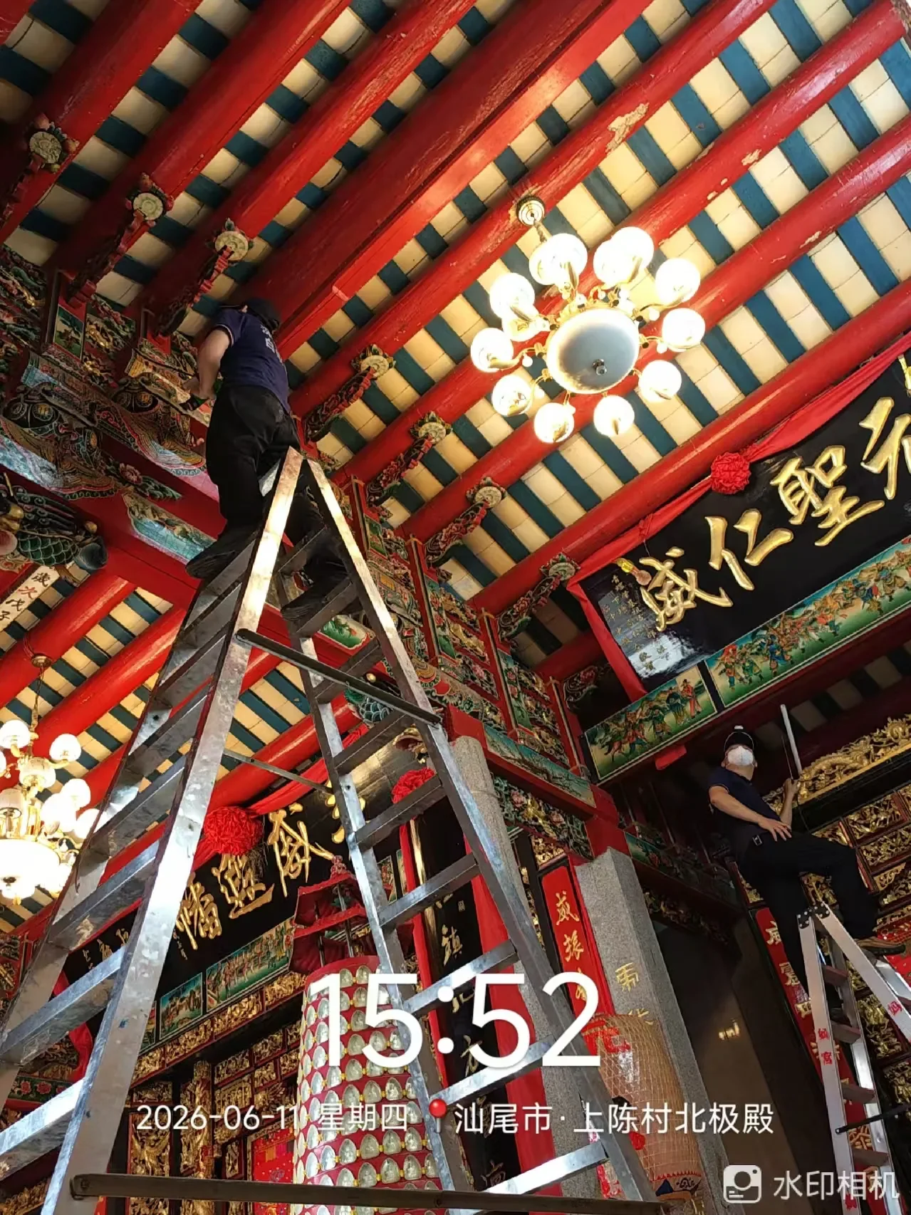 北极殿殿内梁架白蚁防治现场